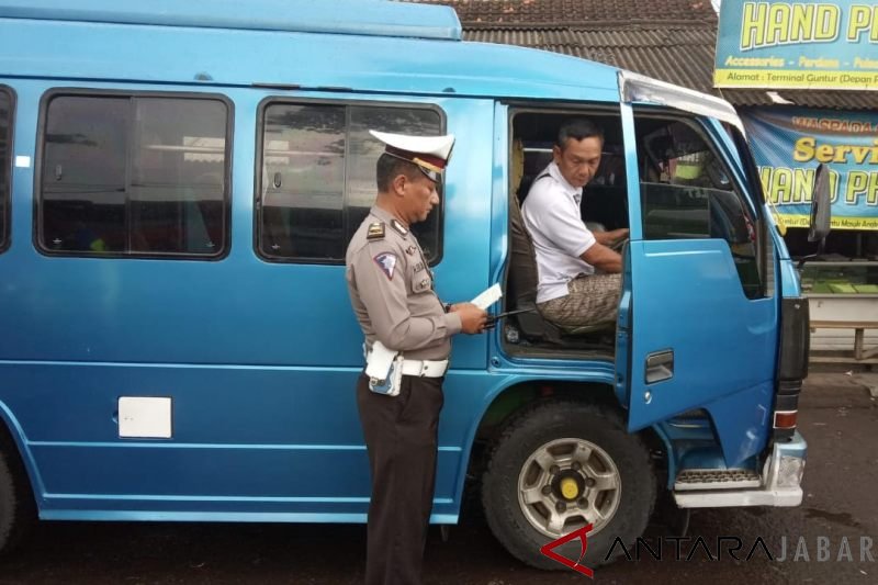 Polres Garut tilang kendaraan umum tidak layak beroperasi