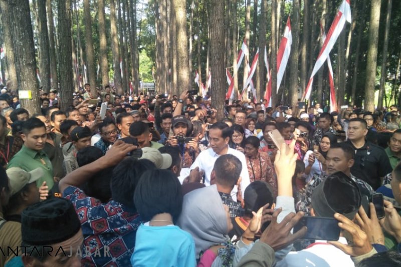 Ribuan warga Cianjur sambut kedatangan Presiden Jokowi