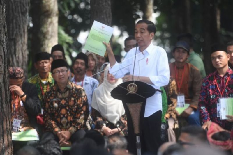 Presiden di Cianjur serahkan sertifikat hutan rakyat dan resmikan alun-alun