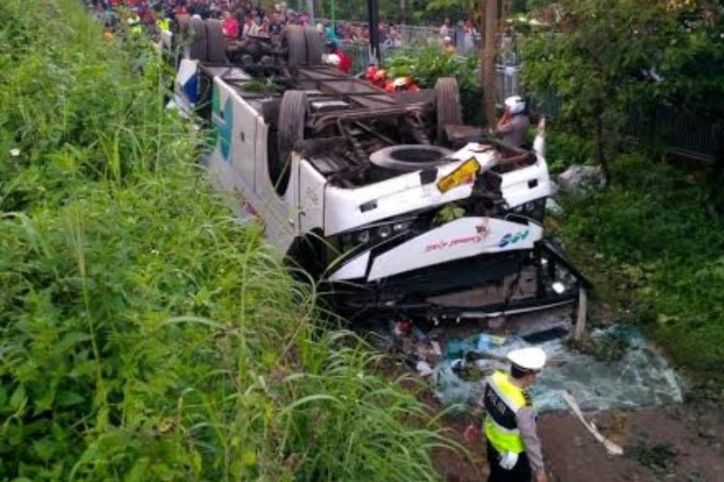 Dua penumpang tewas akibat Bus terguling di jalur Bandung-Garut