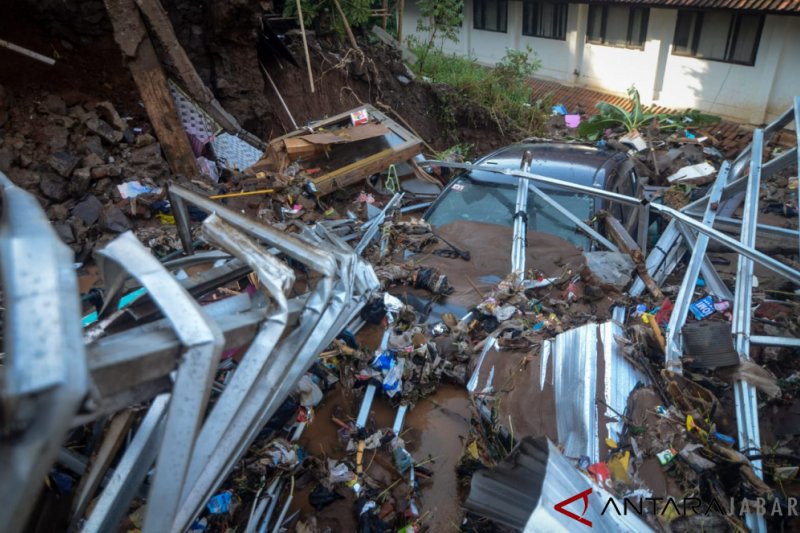 Tiga orang tewas akibat banjir bandang Kabupaten Bandung