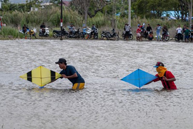 Balap perahu mini di kubangan tsunami