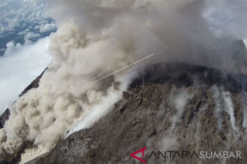 LUNCURAN AWAN PANAS GUNUNG MERAPI