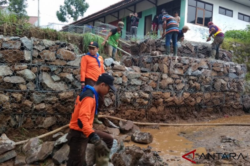 BPBD Kabupaten Bandung targetkan perbaikan Tanggul Pasirjati rampung hari ini