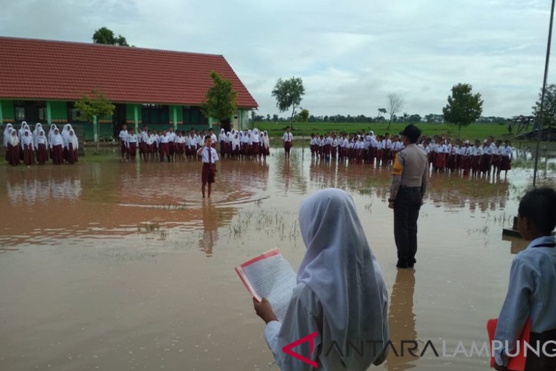 BANJIR BUKAN PENGHALANG UNTUK BERSEKOLAH