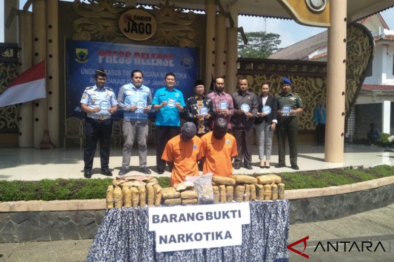 Kelabui petugas, pengedar tutupi ganja dengan ikan asin