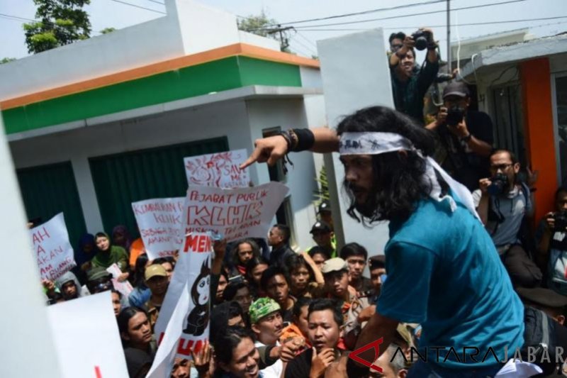 Ratusan demonstran tuntut perubahan status Kamojang-Papandayan dibatalkan