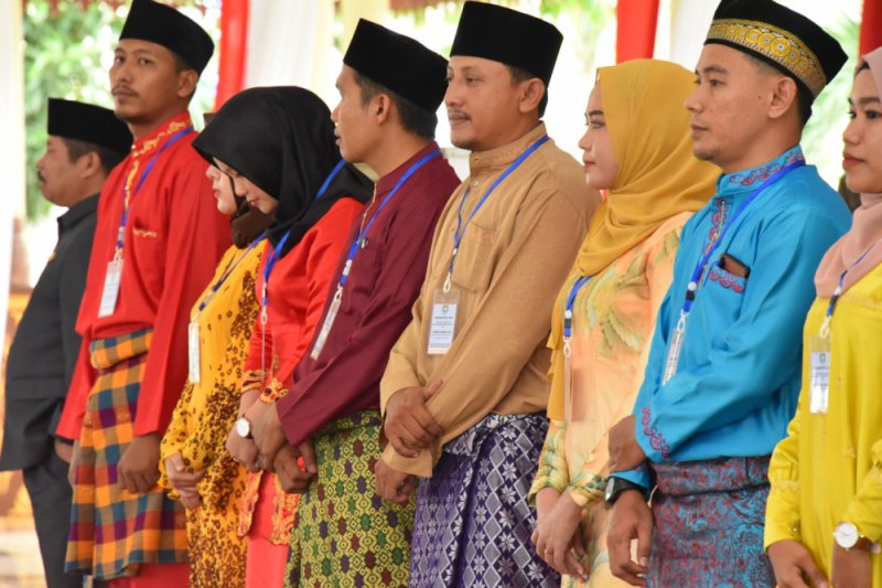 Bupati Bengkalis Serahkan 314 SK Tim Pendamping Desa