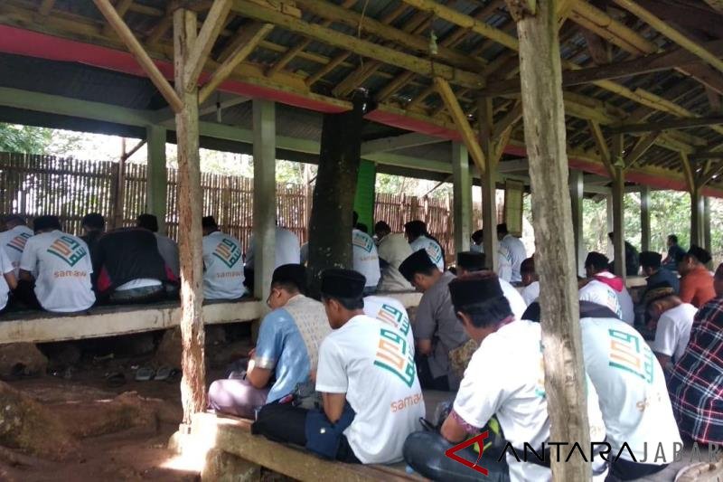 Samawi Garut doakan kesembuhan Ani Yudhoyono di Makam Keramat