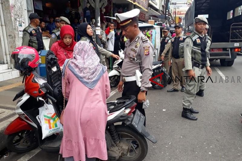 Petugas angkut paksa kendaraan yang parkir sembarangan di Garut