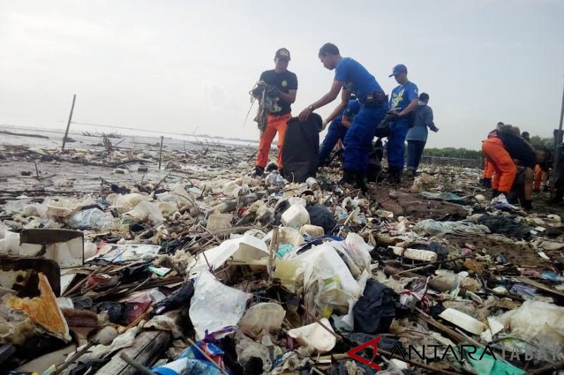 Ditpolairud Polda Jabar gandeng masyarakat bersihkan pantai dari sampah