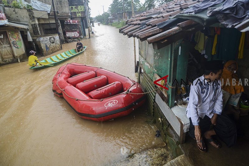 Jalan Andir Katapang tidak bisa dilalui kendaraan akibat banjir