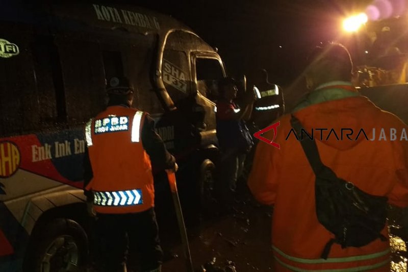 Jalan Garut-Cikajang tertutup banjir lumpur