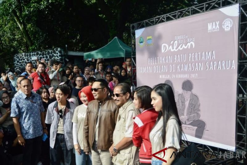 Peletakan batu pertama pembangunan 'Sudut Dilan' di Taman Saparua Bandung