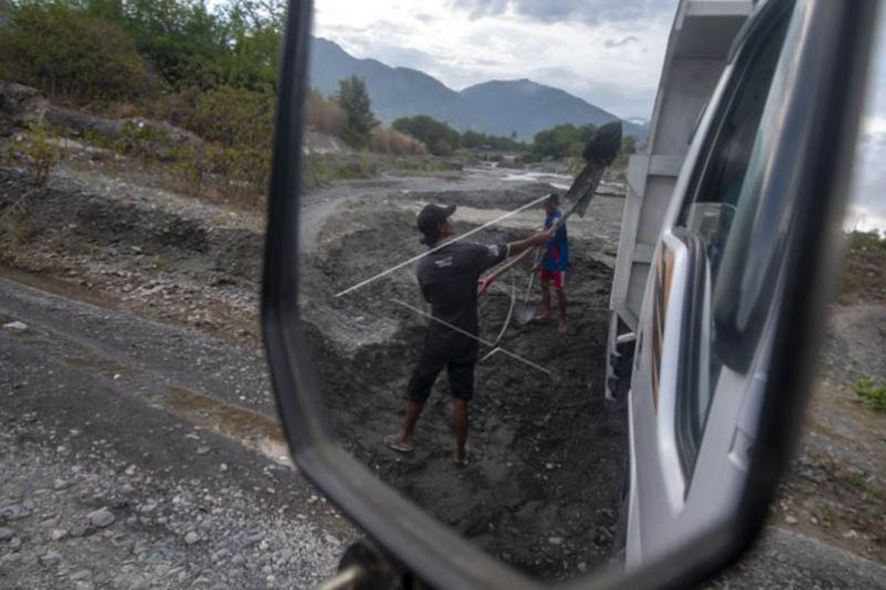 Buruh tambang pasir rakyat