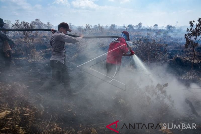 BERJIBAKU PADAMKAN KARHUTLA RIAU