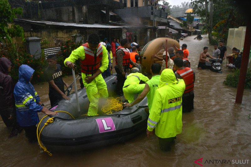 EVAKUASI KORBAN BANJIR MANADO