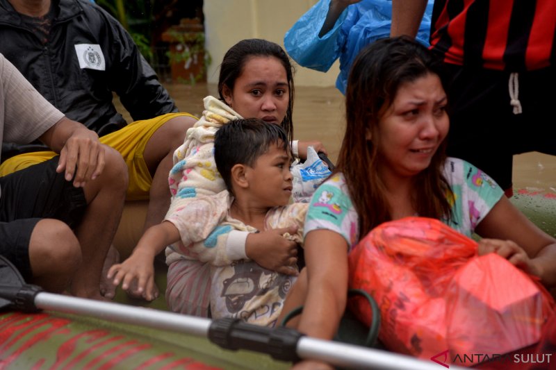 EVAKUASI KORBAN BANJIR MANADO