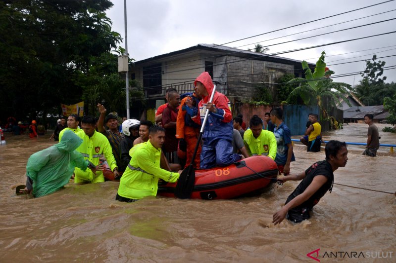 EVAKUASI KORBAN BANJIR MANADO