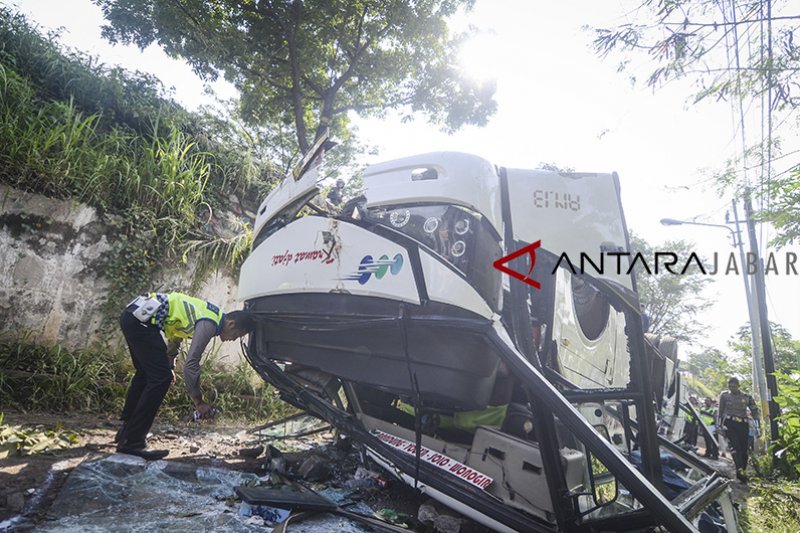 Sopir bus Kramat Jati yang terguling kabur