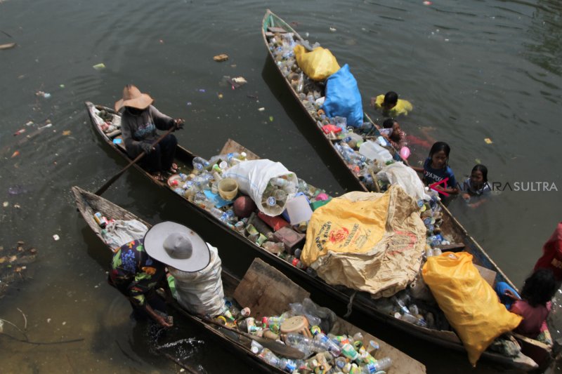 Libur Sekolah Jadi Pemulung Sampah di Laut