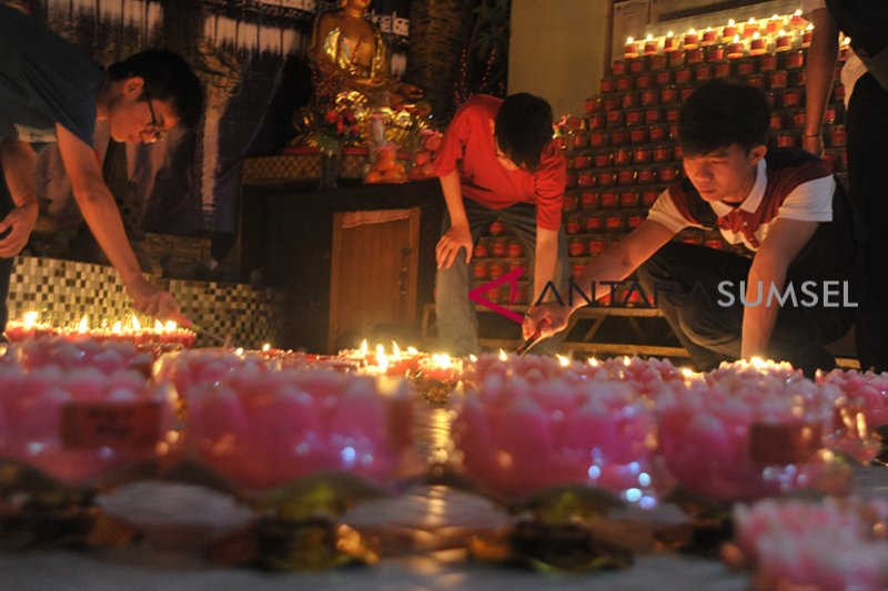 Umat Buddha Palembang nyalakan 1000 lilin