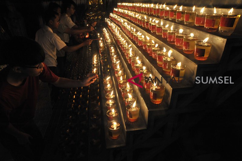 Umat Buddha Palembang nyalakan 1000 lilin