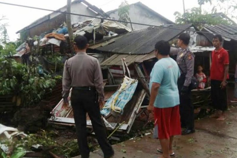 19 rumah di Indramayu rusak akibat angin puting beliung