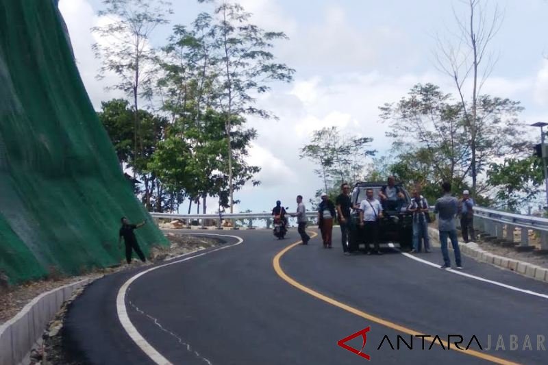 Jalan tanjakan Mala Cianjur jadi tempat favorit swafoto pelintas jalan