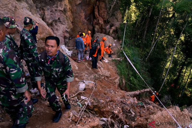 EVAKUASI KORBAN TAMBANG EMAS AMBRUK DI BOLAANG MONGONDOUW