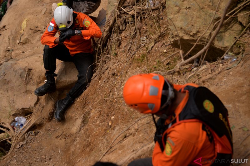 EVAKUASI KORBAN TAMBANG EMAS AMBRUK DI BOLAANG MONGONDOUW