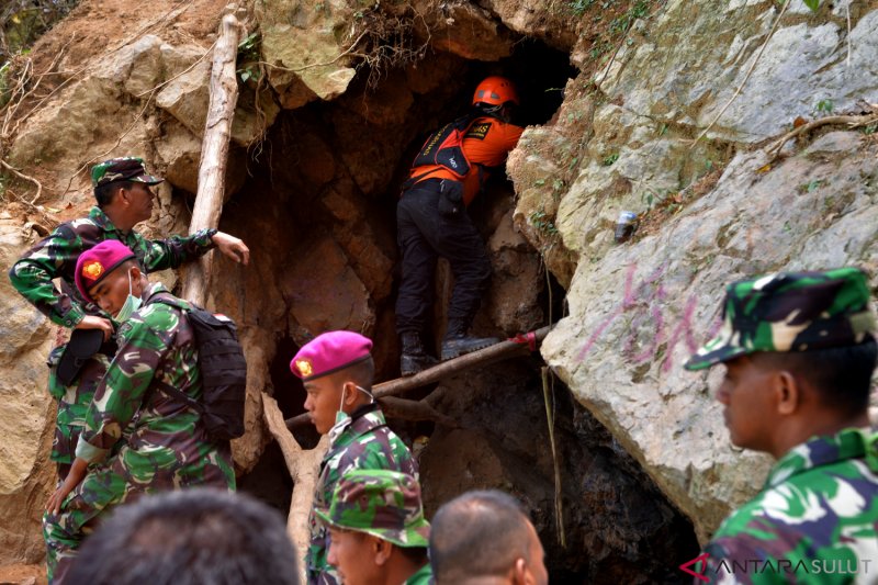 EVAKUASI KORBAN TAMBANG EMAS AMBRUK DI BOLAANG MONGONDOUW