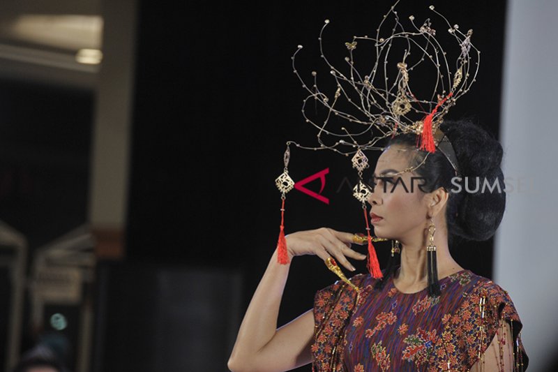 Kain khas Sumsel naik panggung Palembang Food and Fashion Festival