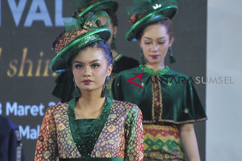 Kain khas Sumsel naik panggung Palembang Food and Fashion Festival