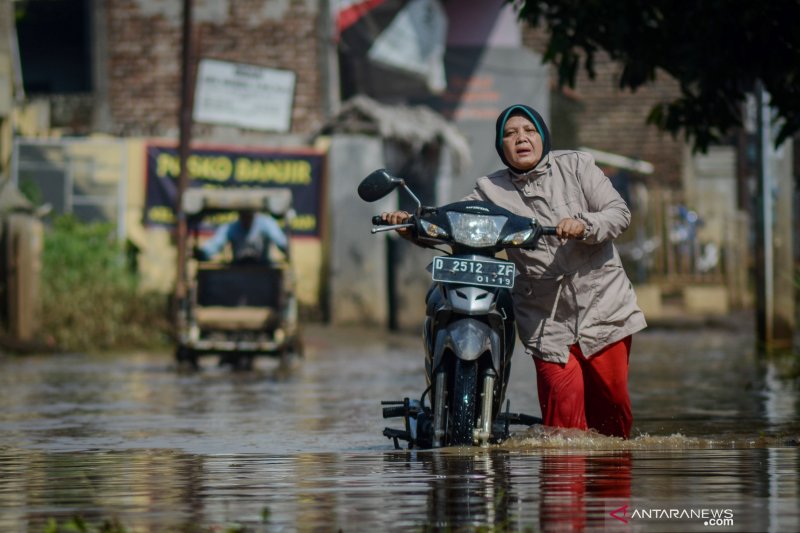 Jalan Andir Bandung tak bisa dilalui kendaraan akibat banjir