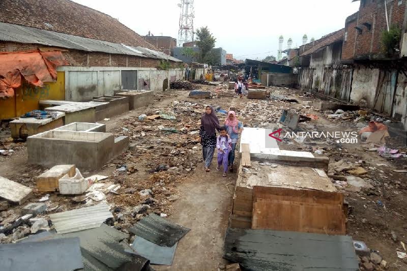 Pedagang Pasar Mawar di kawasan rel KA Garut-Cibatu minta direlokasi