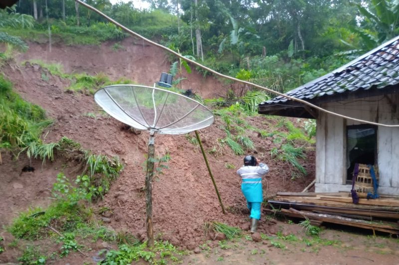 Rumah dan lima hektar sawah tertimbun longsor di Cianjur