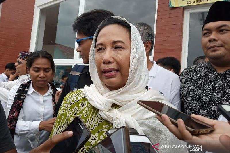 Menteri Rini pamerkan pembangunan tol kepada santri Buntet Cirebon