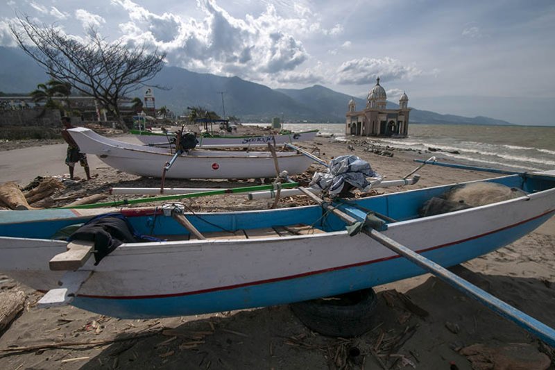 BANTUAN PERAHU NELAYAN KORBAN TSUNAMI