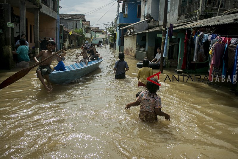 Jalan Dayeuhkolot-Baleendah Bandung terputus akibat banjir