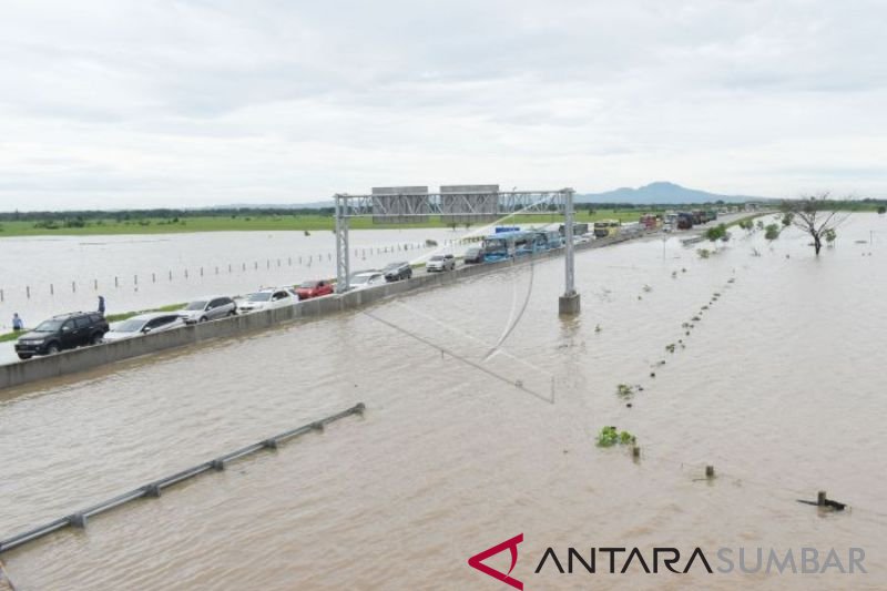 JALAN TOL TERENDAM BANJIR