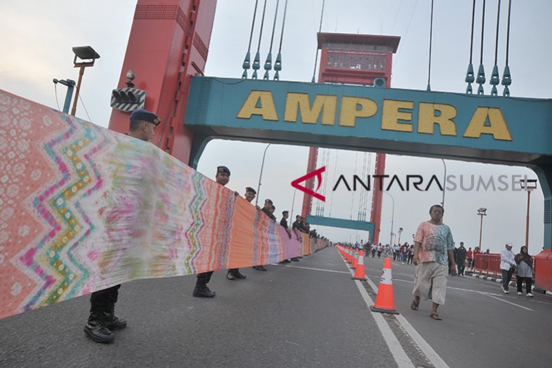 Jumputan terpanjang di atas jembatan Ampera