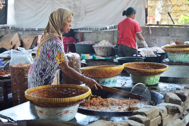 30 Tahun Tekuni Usaha Omzet Bawang Goreng Bu Uniang Kini Rp10 Juta Per Hari Antara Sumbar