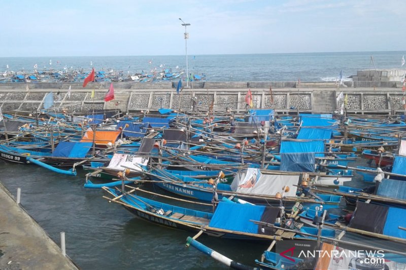 Hujan badai sebabkan hasil tangkapan nelayan Pantai Selatan Cianjur menurun tajam