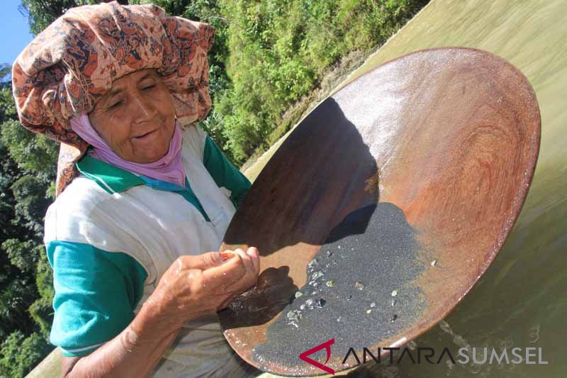 Mendulang Emas di Aliran Sungai