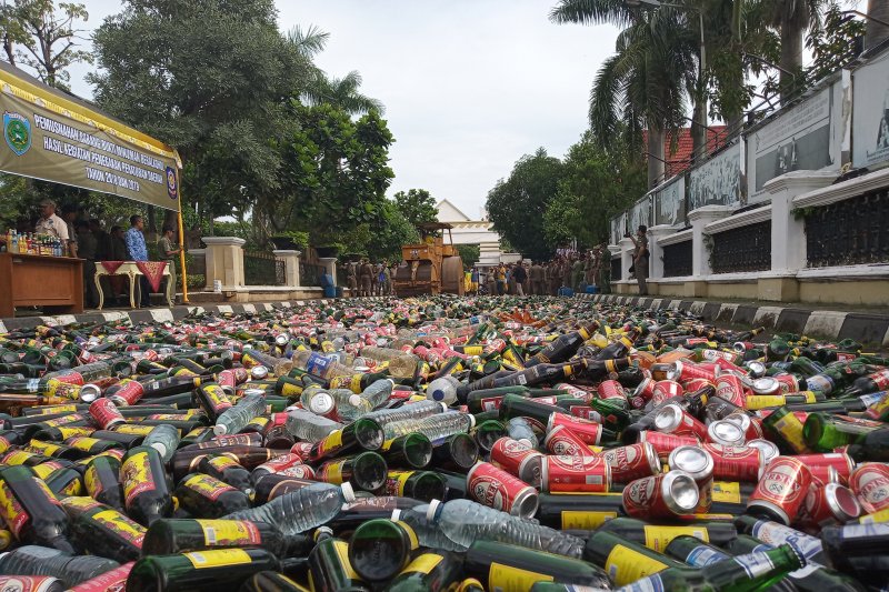 Satpol PP Indramayu musnahkan 23.122 botol minuman keras