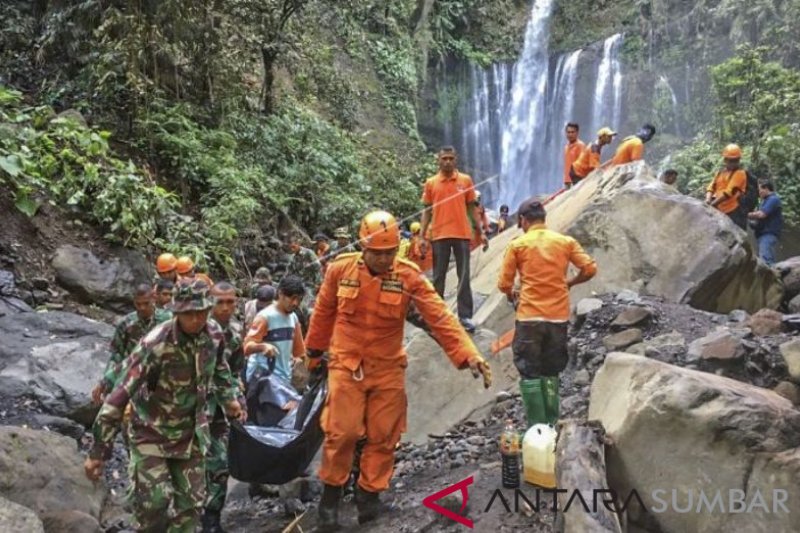 EVAKUASI KORBAN LONGSOR AKIBAT GEMPA