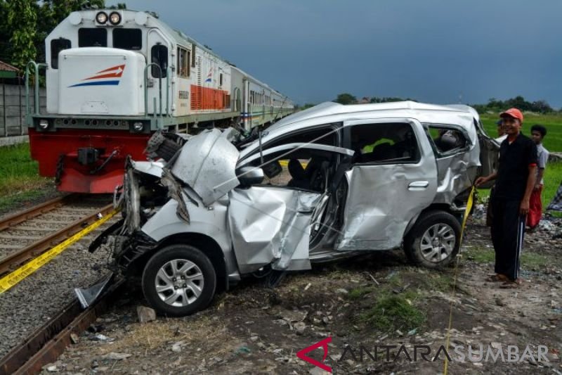 KECELAKAAN MOBIL TERTABRAK KERETA API