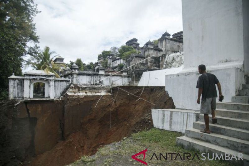 LONGSOR KOMPLEKS MAKAM RAJA MATARAM