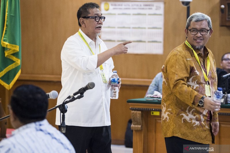 Aher dan Deddy bersaksi di  sidang Meikarta